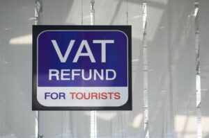 在標有「VAT/Refund For Tourists」標誌的超市、百貨公司、藥妝店購物。