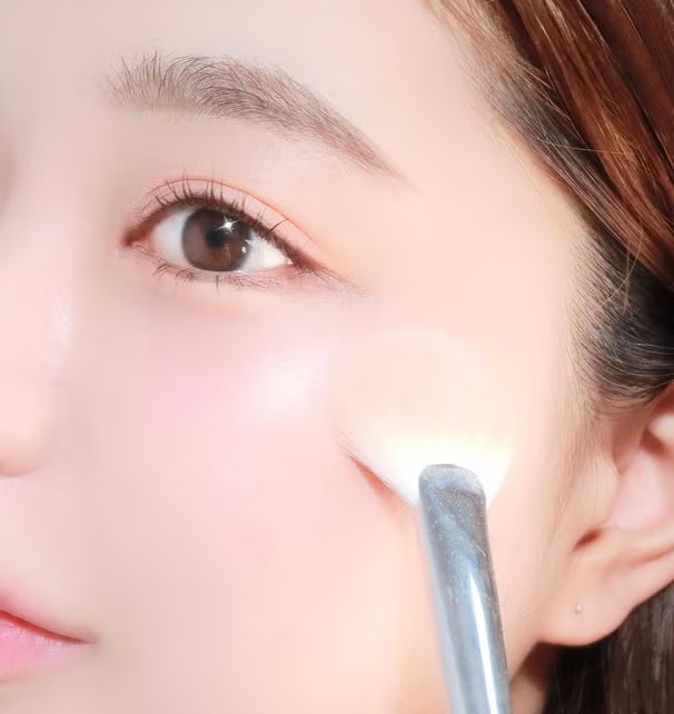 將胭脂色掃開
